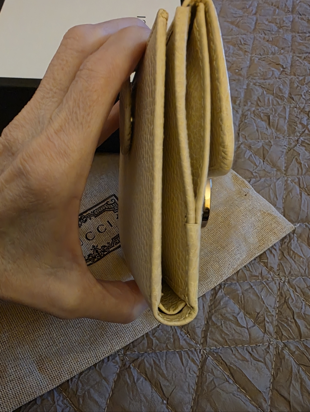 Gucci Interlocking G Bifold Wallet in a beige/LIKE NEW CONDITION/ FULL INCLUSION - Picture 4 of 13